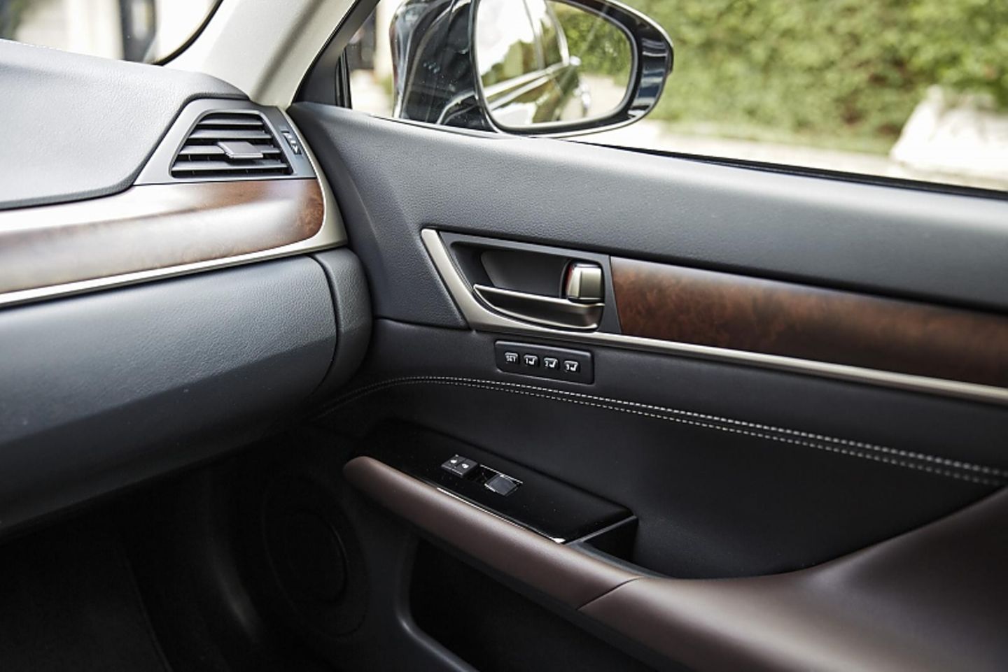 Offenporiges Holz sorgt im Lexus GS 450h Luxury Line für Premium-Ambiente