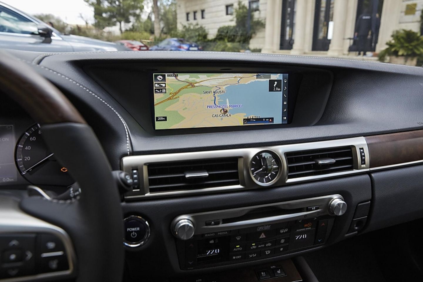 Der Lexus GS 450h hat im Armaturenbrett einen großen Bildschirm für Navi und Bordcomputer