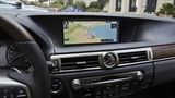 Der Lexus GS 450h hat im Armaturenbrett einen großen Bildschirm für Navi und Bordcomputer