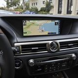 Der Lexus GS 450h hat im Armaturenbrett einen großen Bildschirm für Navi und Bordcomputer