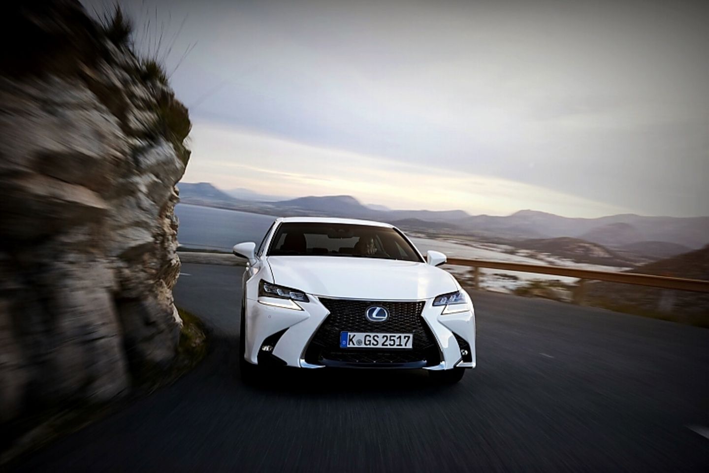 Der Lexus GS 450h trägt einen riesigen Kühlergrill an der Front