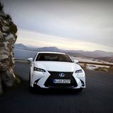 Der Lexus GS 450h trägt einen riesigen Kühlergrill an der Front