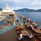Passagiere an Deck bei der Ausfahrt aus der Bucht von Patong