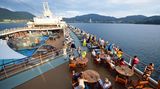 Passagiere an Deck bei der Ausfahrt aus der Bucht von Patong