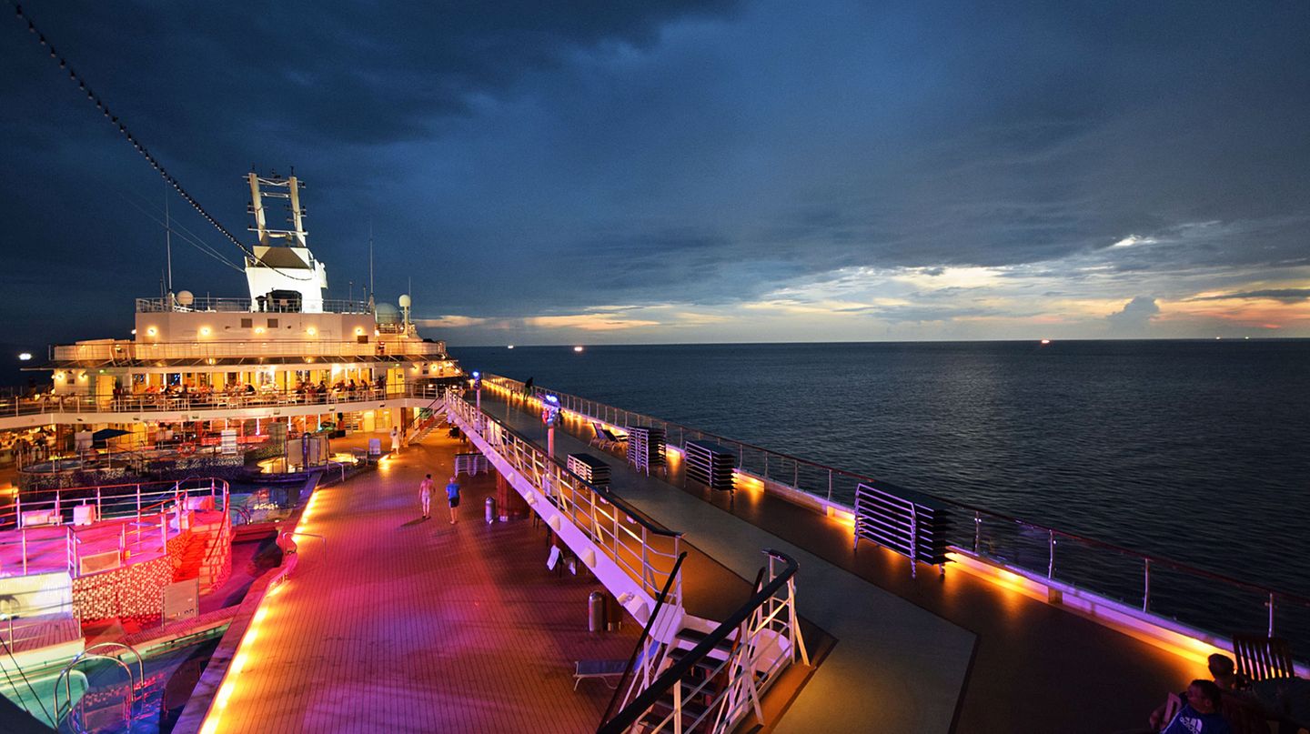 Bunt illuminiertes Deck und dunkel Wolken