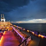 Bunt illuminiertes Deck und dunkel Wolken