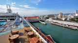 Decks in der Morgensonne mit dem Hafen von George Town