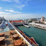 Decks in der Morgensonne mit dem Hafen von George Town