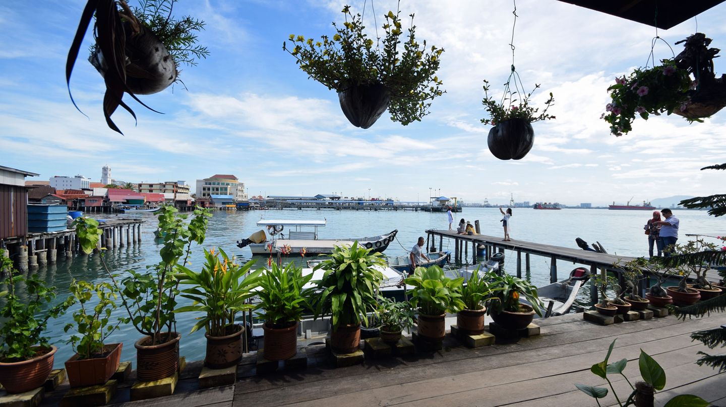 Fernab von chinesischen Tempeln, Moscheen, alten Kolonialbauten und des großstädtischen Geknatters von Motorrädern steht die Chew Jetty auf Stelzen über dem Wasser. In dem amphibischen Viertel mit 75 Holzhäusern aus dem 19. Jahrhundert leben vor allem Familien. 