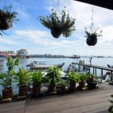 Fernab von chinesischen Tempeln, Moscheen, alten Kolonialbauten und des großstädtischen Geknatters von Motorrädern steht die Chew Jetty auf Stelzen über dem Wasser. In dem amphibischen Viertel mit 75 Holzhäusern aus dem 19. Jahrhundert leben vor allem Familien. 