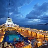 Verlassener Pool an deck und Regenwolken