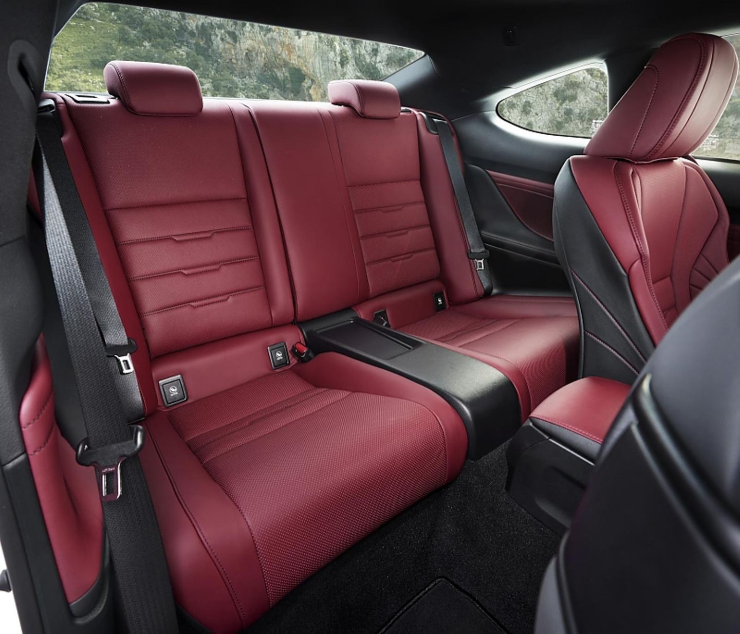 Auf der Rückbank im Lexus RC 200t geht es eng zu