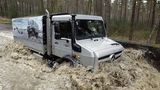 Der Unimog wühlt sich durch Schlamm und Wasser