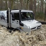 Der Unimog wühlt sich durch Schlamm und Wasser