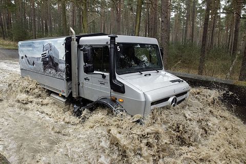 Der Unimog wühlt sich durch Schlamm und Wasser