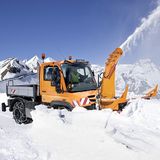 Der Unimog macht den Schneemassen den Garaus
