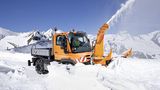 Der Unimog macht den Schneemassen den Garaus