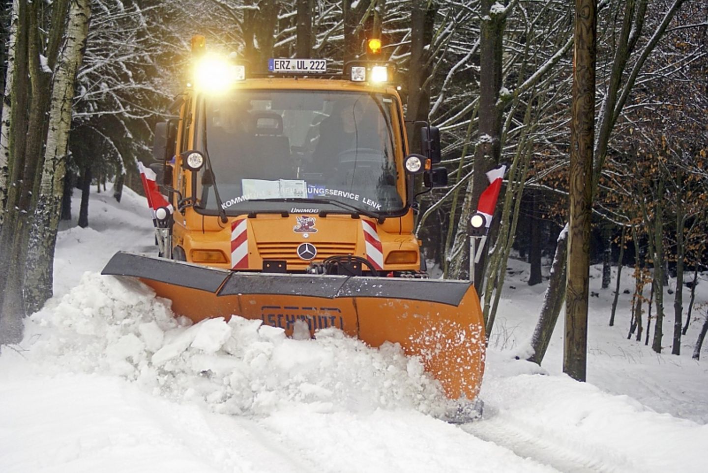 Egal, wie hoch der Schnee ist, der Unimog schaufelt den Weg frei