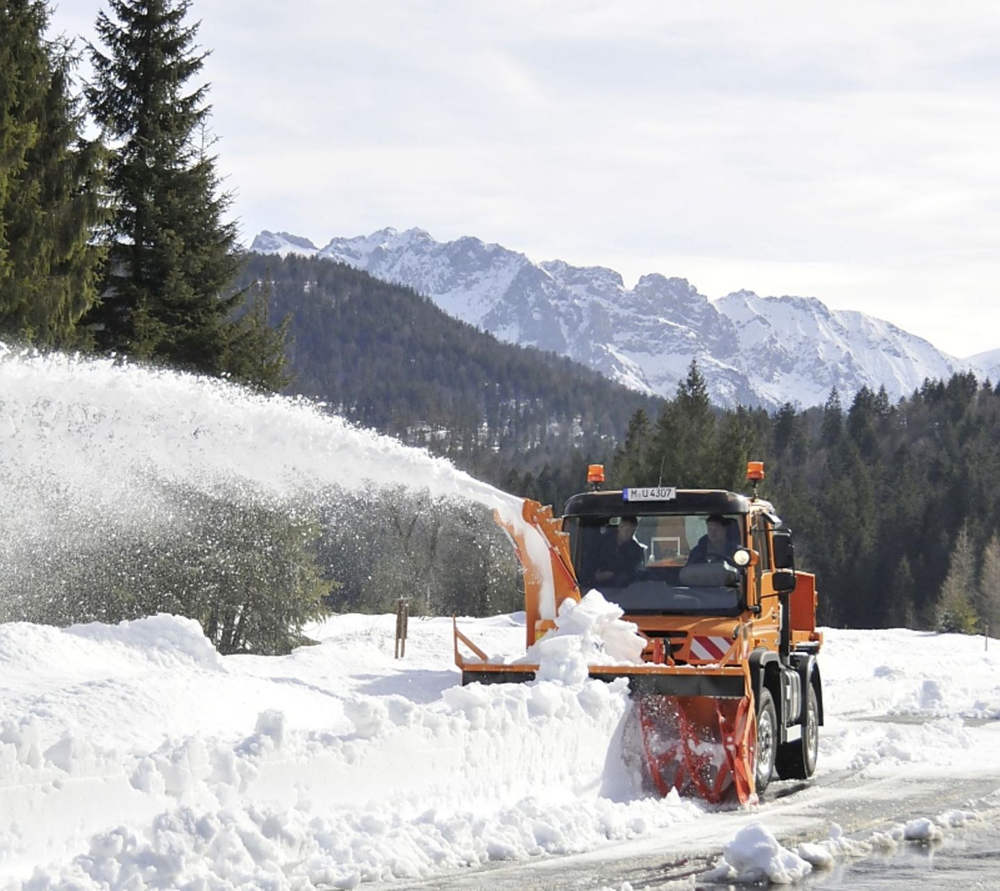 Der Unimog mit einer Schneefräse