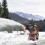 Der Unimog mit einer Schneefräse