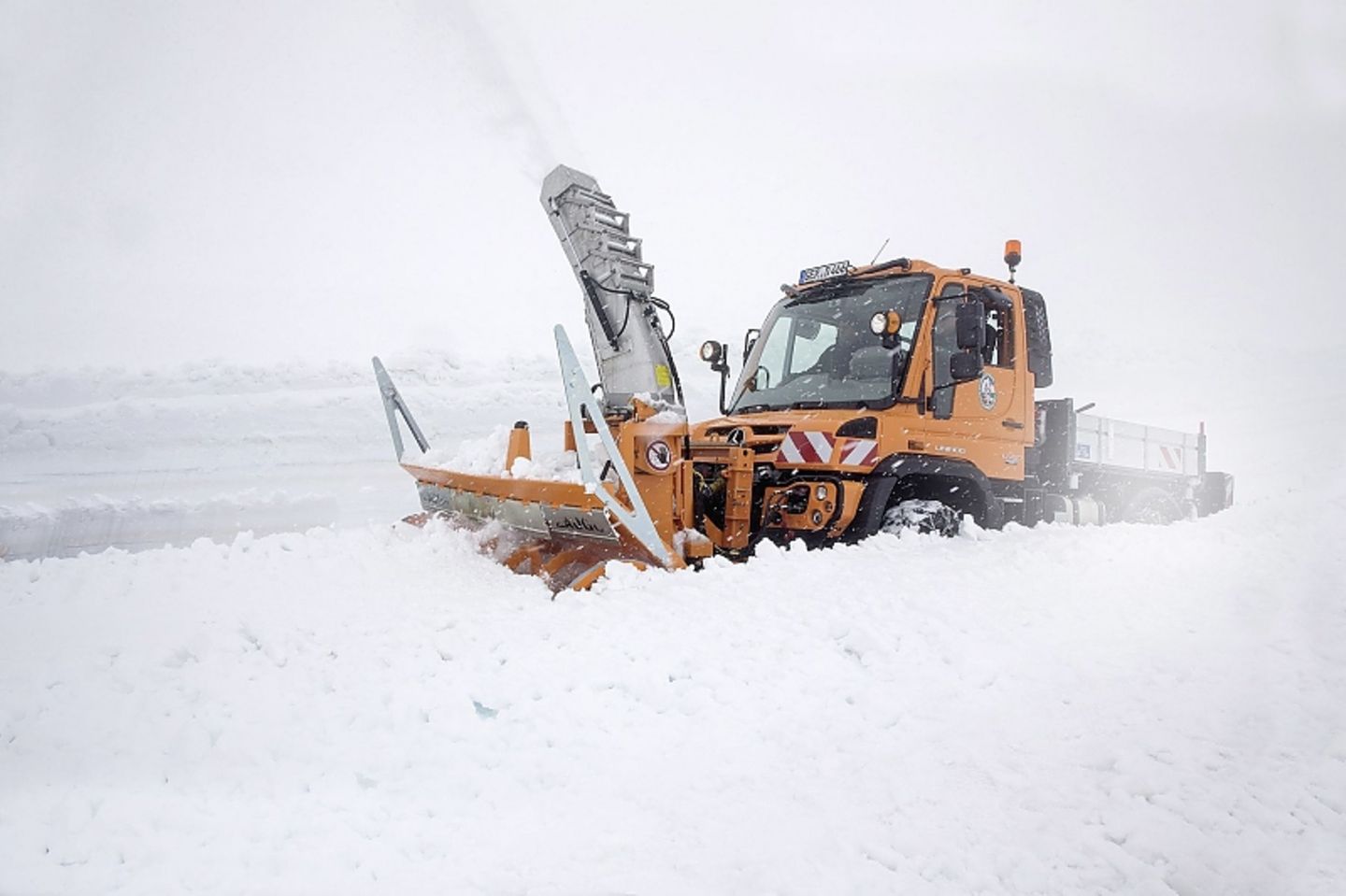 Der Unimog zieht seine Spur