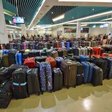 Endstation am Morgen des siebten Reisetages in Singapur: Um die Passformalitäten hat sich wieder lautlos das Personal gekümmert. Im modernen Kreuzfahrtterminal warten die Koffer auf die von Bord gehenden Passagiere, jeweils nach Decks sortiert. Doch die Hälfte der Kreuzfahrtgäste hat noch eine Anschlusswoche gebucht. "Mein Schiff 1" fährt auf einer östlichen Route weiter bis Vietnam. Noch bis zum 23. März 2016 und zwischen November 2016 und März 2017 - auch in Kombination mit einer Erlebniskreuzfahrt mit Gebeco; für alle, die ein Land besser kennenlernen und nicht nur wenige Stunden in einem asiatischen Land verbringen möchten.