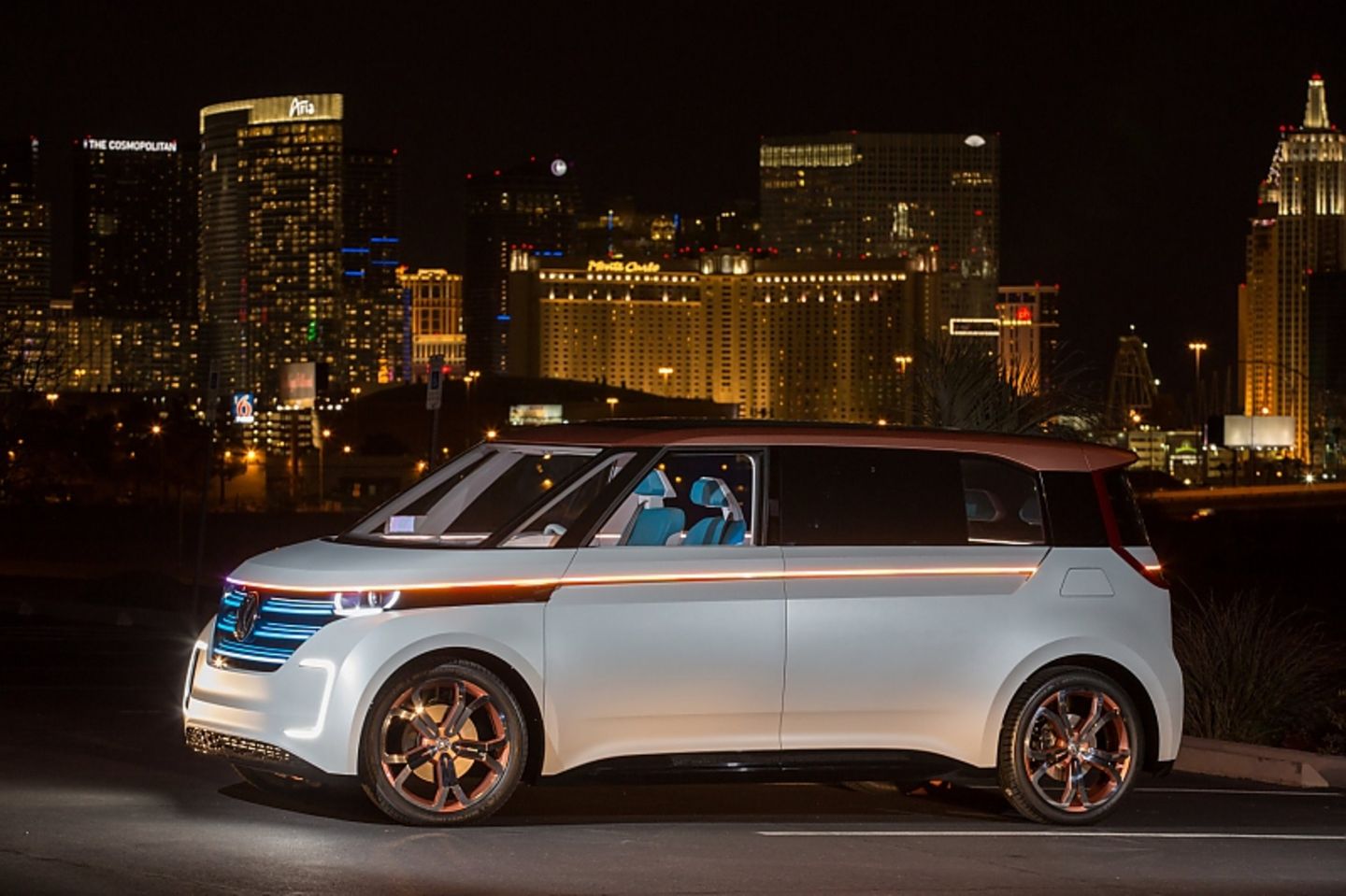 VW Budd-e vor der Skyline von Las Vegas