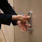 Nur zwei primitive Schlüssel öffnen die Tür zum Ford GT Studio.