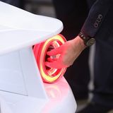 Aus den Rückleuchten strömt Luft.