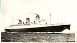 Als Ersatz für die "Mauretania" ließ die Cunard-Reederei die "Queen Mary" bauen, einen 310 Meter langen Oceanliner, der 1936 auf der Transatlantikstrecke der "Normandie" das Blaue Band abjagte. Im Zweiten Weltkrieg wurde das Schiff grau angestrichen und als Truppentransporter verwendet. Erst 1967 wurde es stillgelegt. Heute liegt  "Queen Mary" als Hotelschiff im Hafen von Long Beach bei Los Angeles. Würdige Nachfolgerin ist die "Queen Mary 2", die auch regelmäßig von Hamburg zu Kreuzfahrten und Transatlantikreisen aufbricht.
