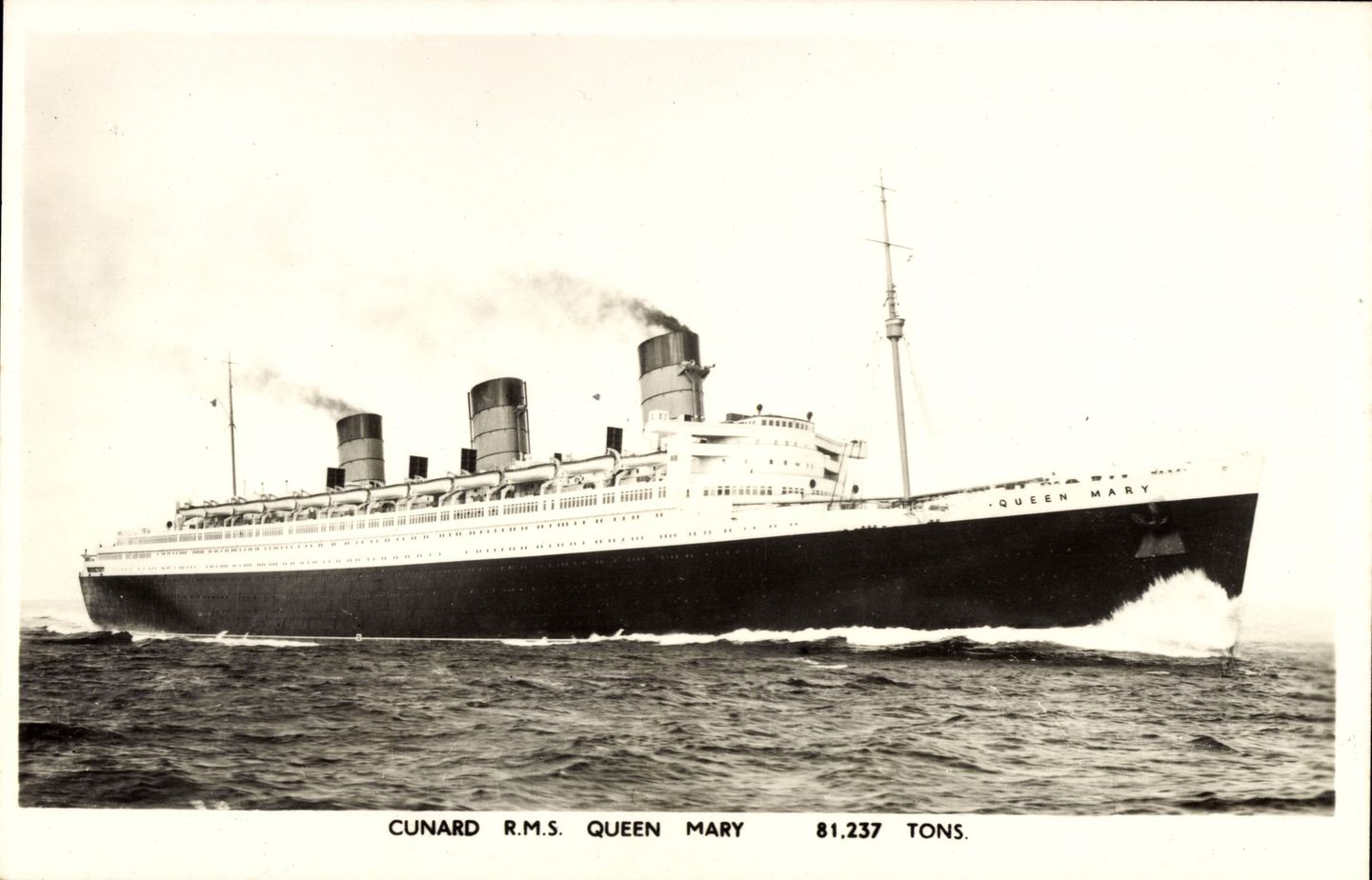 125 Jahre Kreuzfahrt: Als Ersatz für die "Mauretania" ließ die Cunard-Reederei die "Queen Mary" bauen, einen 310 Meter langen Oceanliner, der 1936 auf der Transatlantikstrecke der "Normandie" das Blaue Band abjagte. Im Zweiten Weltkrieg wurde das Schiff grau angestrichen und als Truppentransporter verwendet. Erst 1967 wurde es stillgelegt. Heute liegt "Queen Mary" als Hotelschiff im Hafen von Long Beach bei Los Angeles. Würdige Nachfolgerin ist die "Queen Mary 2", die auch regelmäßig von Hamburg zu Kreuzfahrten und Transatlantikreisen aufbricht. Als Ersatz für die "Mauretania" ließ die Cunard-Reederei die "Queen Mary" bauen, einen 310 Meter langen Oceanliner, der 1936 auf der Transatlantikstrecke der "Normandie" das Blaue Band abjagte. Im Zweiten Weltkrieg wurde das Schiff grau angestrichen und als Truppentransporter verwendet. Erst 1967 wurde es stillgelegt. Heute liegt "Queen Mary" als Hotelschiff im Hafen von Long Beach bei Los Angeles. Würdige Nachfolgerin ist die "Queen Mary 2", die auch regelmäßig von Hamburg zu Kreuzfahrten und Transatlantikreisen aufbricht.