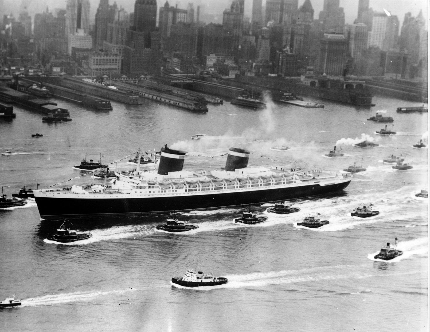 Die "United States" vor der Skyline von Manhattan Die "United States" vor der Skyline von Manhattan