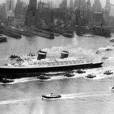 Die "United States" vor der Skyline von Manhattan