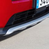 Vorne ist ein Unterboden-Schutz angebracht