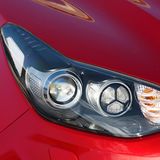 Die schmalen Scheinwerfer blitzen