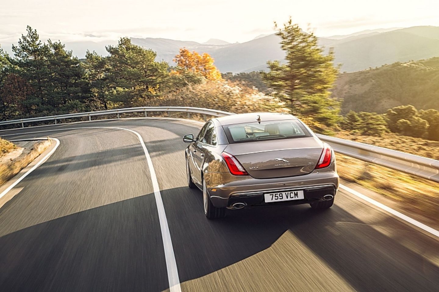 Der neue Jaguar XJ ist 5,13 Meter lang,...