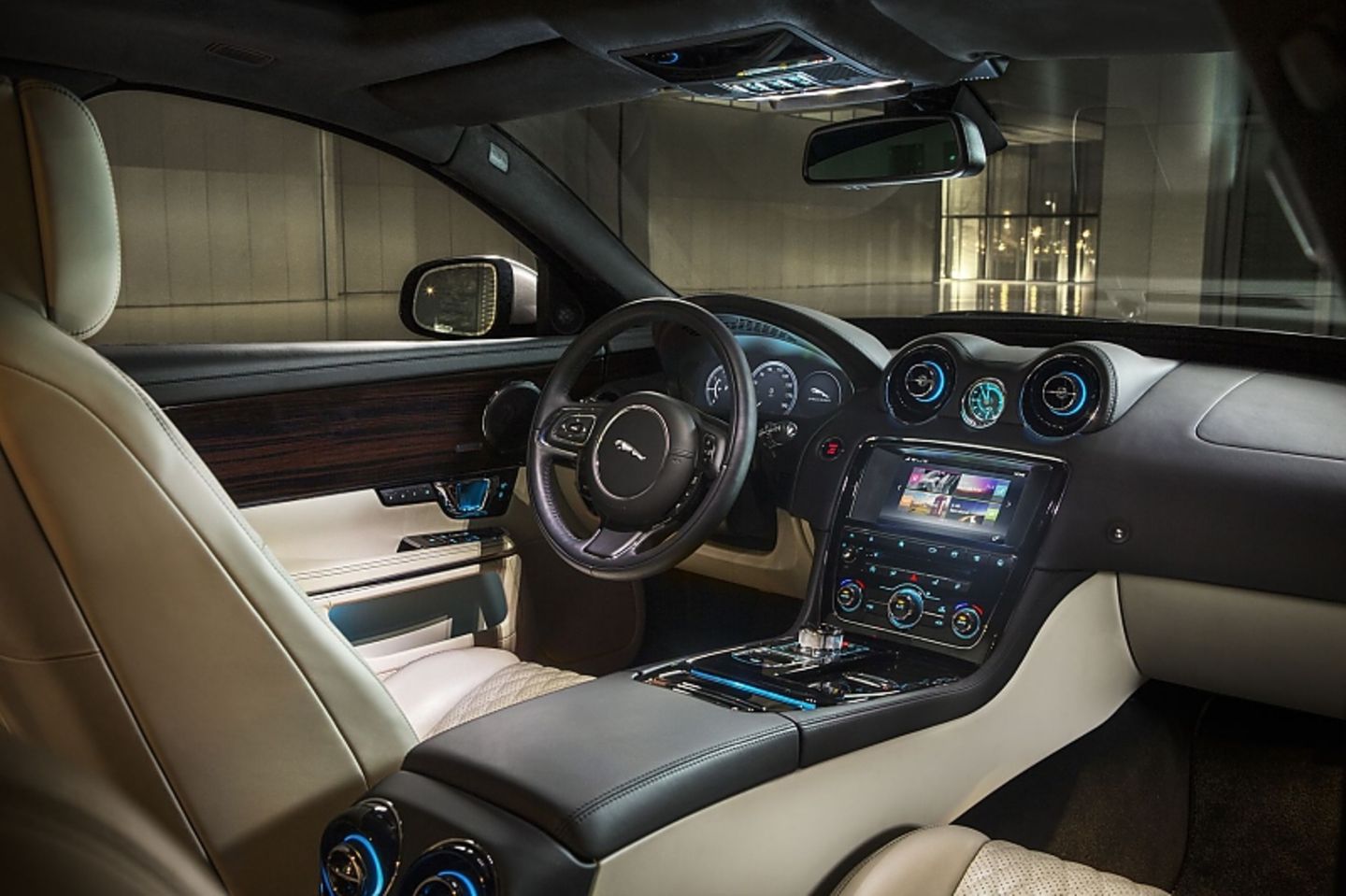 Das Cockpit des neuen Jaguar XJ.