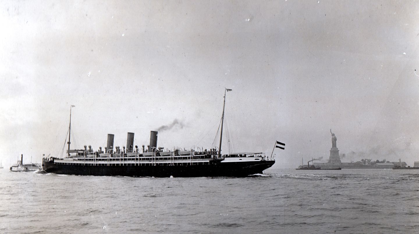 Die Mutter aller Kreuzfahrtschiffe: Die 1889 gebaute "Augusta Victoria" war mit 144,8 Metern der damals größte Passagierdampfer Deutschlands und verkehrte zunächst im Transatlantikverkehr nach New York, ehe das Schiff Anfang 1891 zur ersten Kreuzfahrt aufbrach.