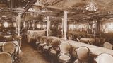 Das barocke Interieur des als Einklasseschiff durchs Mittelmeer schippernden Kreuzfahrers: Blick in den Speisesaal der "Augusta Victoria". Hier wurde reichlich Kaviar aufgetischt.