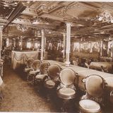 Das barocke Interieur des als Einklasseschiff durchs Mittelmeer schippernden Kreuzfahrers: Blick in den Speisesaal der "Augusta Victoria". Hier wurde reichlich Kaviar aufgetischt.
