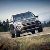 Das Ein- und Ausparken übernimmt das Fahrzeug selbst.