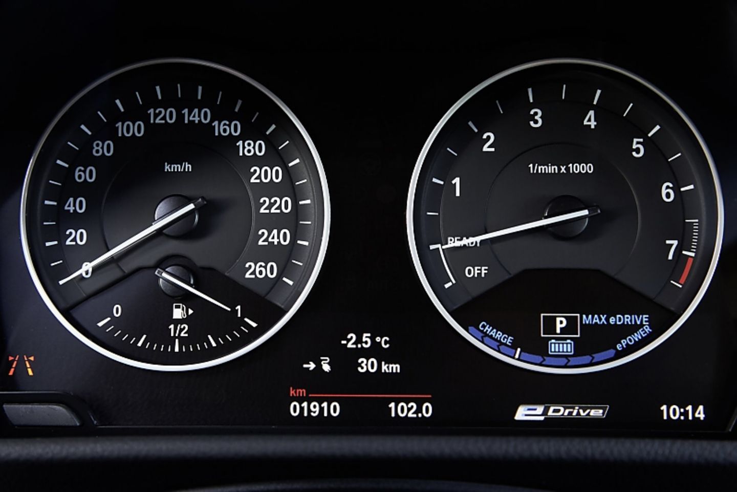 Die Instrumente des BMW 225xe Active Tourer