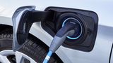 BMW 225xe Active Tourer - vorne wird elektrisch getankt