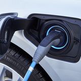 BMW 225xe Active Tourer - vorne wird elektrisch getankt