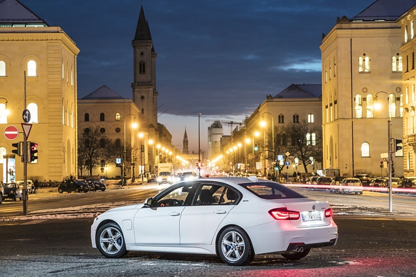 BMW 330e - von außen nur durch die zweite Tankklappe zu erkennen