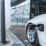 BMW 330e - lädt an der Ladesäule in rund zwei Stunden auf