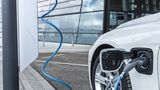 BMW 330e - lädt an der Ladesäule in rund zwei Stunden auf