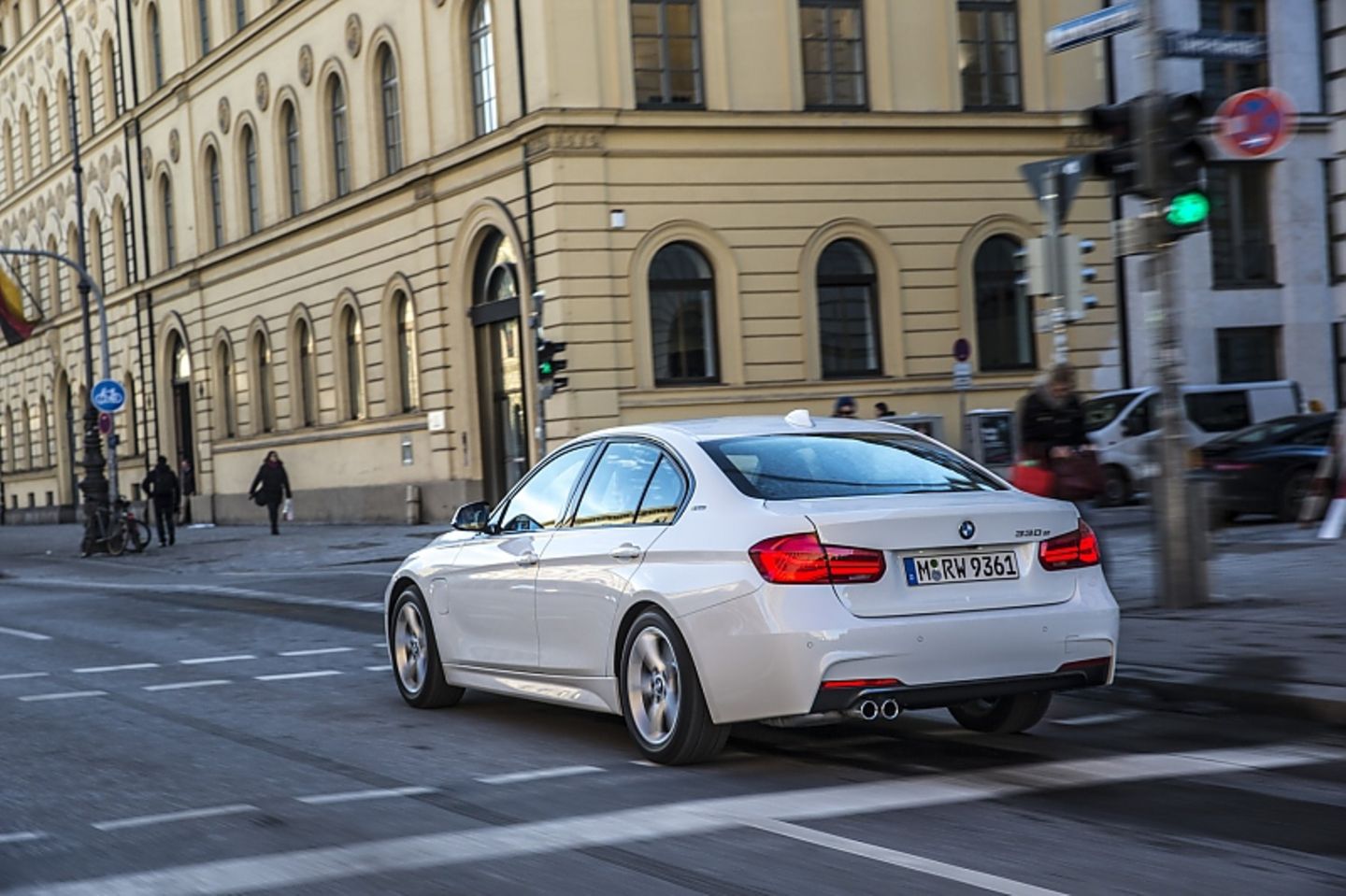 BMW 330e - 225 km/h Höchstgeschwindigkeit