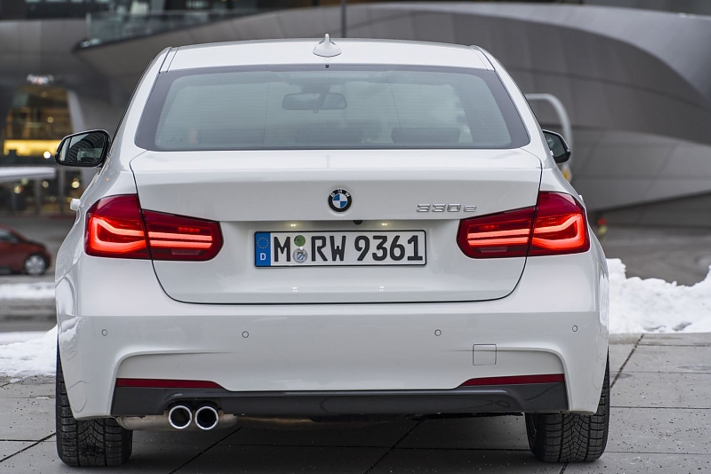 BMW 330e - ungewöhnliches Signet am Heck