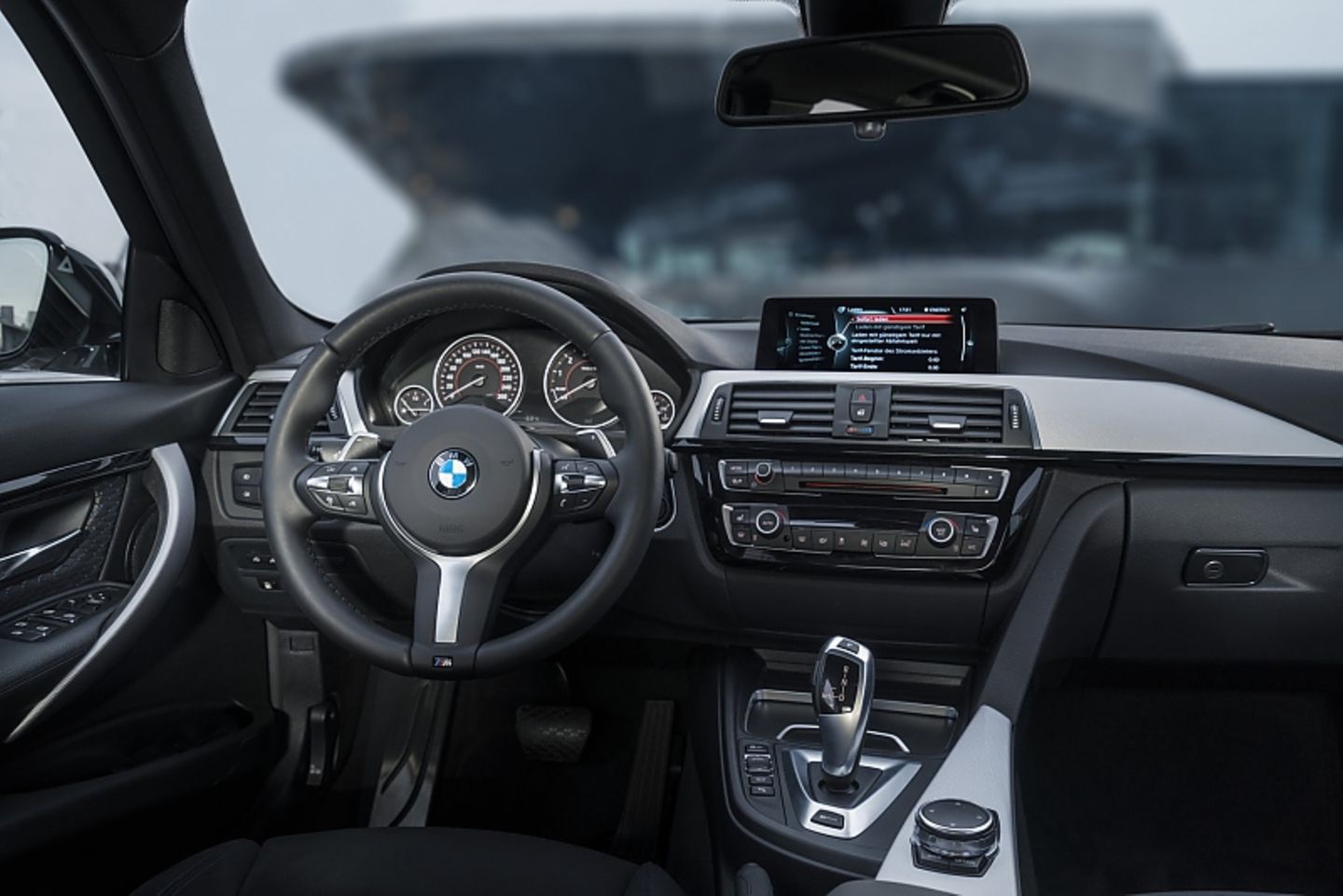 BMW 330e - das Cockpit des Bayern